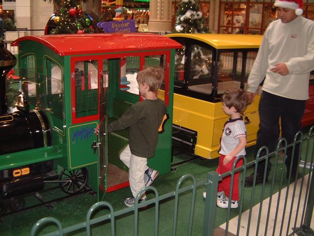 2003/12(Dec)/01-Pre Christmas Fun/640x480_2003-12-16-02-Dax-Chance-Visit-Santa.JPG